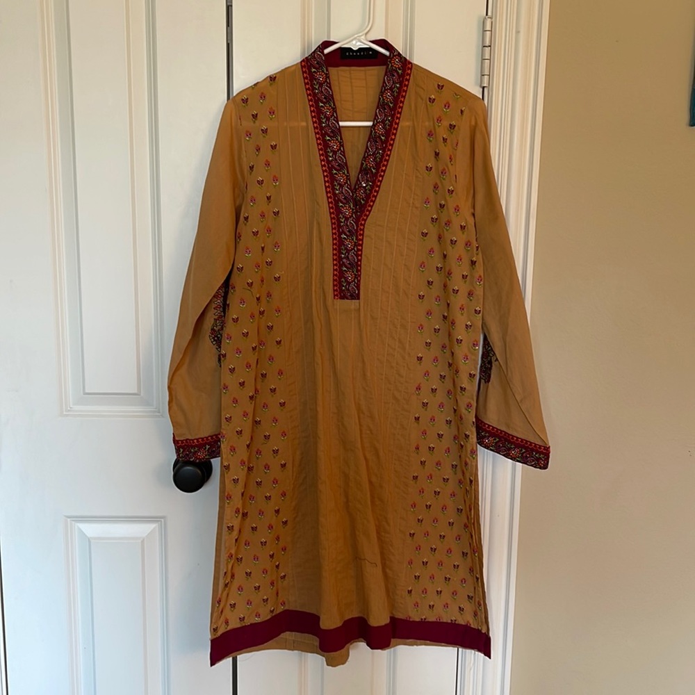 Khaadi beautiful Pakistani Indian shirt/ Kameez with intricate embroidery.